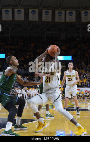 Wichita, Kansas, Stati Uniti d'America. Il 21 febbraio, 2018. Wichita State Shockers avanti Darral Willis Jr. (21) guarda a fare una mossa al cestello durante il NCAA Pallacanestro tra la Tulane Onda Verde e Wichita State Shockers a Charles Koch Arena di Wichita, Kansas. Kendall Shaw/CSM/Alamy Live News Foto Stock