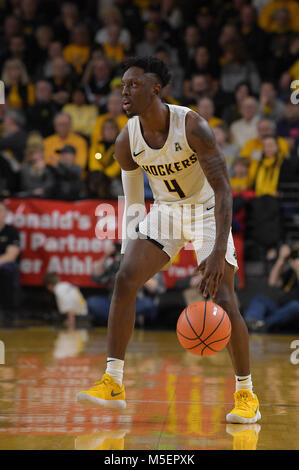 Wichita, Kansas, Stati Uniti d'America. Il 21 febbraio, 2018. Wichita State Shockers guard Samajae Haynes-Jones (4) gestisce la sfera durante il NCAA Pallacanestro tra la Tulane Onda Verde e Wichita State Shockers a Charles Koch Arena di Wichita, Kansas. Kendall Shaw/CSM/Alamy Live News Foto Stock