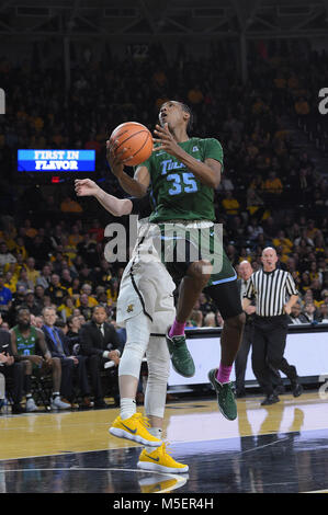 Wichita, Kansas, Stati Uniti d'America. Il 21 febbraio, 2018. Tulane Onda Verde guard Melvin Frazier (35) galleggianti al cesto per un cliente durante il NCAA Pallacanestro tra la Tulane Onda Verde e Wichita State Shockers a Charles Koch Arena di Wichita, Kansas. Kendall Shaw/CSM/Alamy Live News Foto Stock