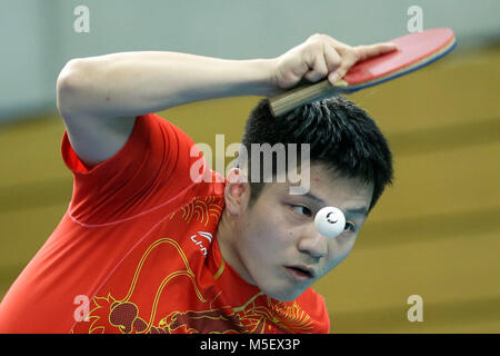 Londra, Regno Unito. Il 22 febbraio, 2018. Ventilatore Zhendong della Cina compete contro Quentin Robinot di Francia nel round 1 durante la ITTF World Team Cup presso la casella di rame Arena di Londra, Gran Bretagna il 22 febbraio, 2018. La Cina ha vinto 3-0. Credito: Tim Irlanda/Xinhua/Alamy Live News Foto Stock