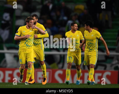 Lisbona, Portogallo. Il 22 febbraio, 2018. I giocatori di Astana celebrare dopo rigature durante l'Europa League Soccer match tra Sporting CP e FC Astana al Jose Alvalade stadium di Lisbona, in Portogallo, il 22 febbraio, 2018. La partita si è conclusa con un 3-3 cravatta. Credito: Zhang Liyun/Xinhua/Alamy Live News Foto Stock