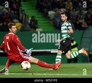 Lisbona, Portogallo. Il 22 febbraio, 2018. Bruno Fernandes di Sporting sparare a un goal durante l'Europa League Soccer match tra Sporting CP e FC Astana al Jose Alvalade stadium di Lisbona, in Portogallo, il 22 febbraio, 2018. La partita si è conclusa con un 3-3 cravatta. Credito: Zhang Yadong/Xinhua/Alamy Live News Foto Stock