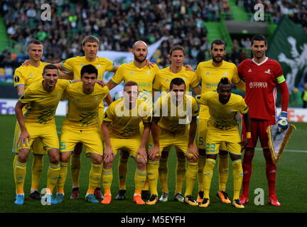 Lisbona, Portogallo. Il 22 febbraio, 2018. I giocatori di Astana posano per una foto di gruppo prima di Europa League Soccer match tra Sporting CP e FC Astana al Jose Alvalade stadium di Lisbona, in Portogallo, il 22 febbraio, 2018. La partita si è conclusa con un 3-3 cravatta. Credito: Zhang Liyun/Xinhua/Alamy Live News Foto Stock