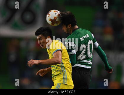 Lisbona, Portogallo. Il 22 febbraio, 2018. Bryan Ruiz (R) di attività sportive il sistema VIES per la palla con Abzal Beysebekov di Astana durante l'Europa League Soccer match tra Sporting CP e FC Astana al Jose Alvalade stadium di Lisbona, in Portogallo, il 22 febbraio, 2018. La partita si è conclusa con un 3-3 cravatta. Credito: Zhang Liyun/Xinhua/Alamy Live News Foto Stock