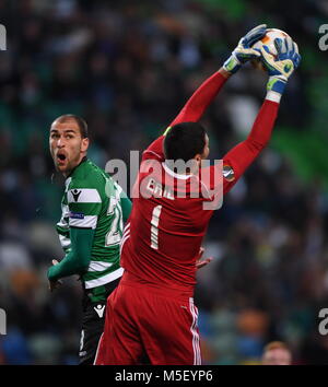 Lisbona, Portogallo. Il 22 febbraio, 2018. Il portiere Nenad Eric (R) di Astana afferra la palla durante l'Europa League Soccer match tra Sporting CP e FC Astana al Jose Alvalade stadium di Lisbona, in Portogallo, il 22 febbraio, 2018. La partita si è conclusa con un 3-3 cravatta. Credito: Zhang Liyun/Xinhua/Alamy Live News Foto Stock