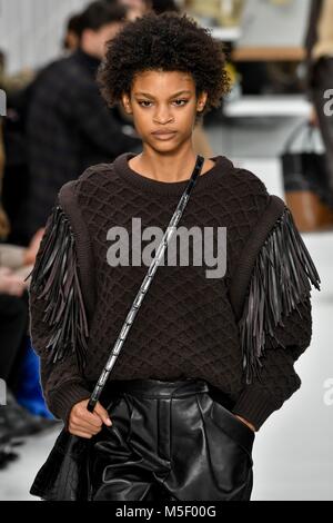 Milano, Italia. Il 23 febbraio, 2018. Milano donna la settimana della moda autunno inverno 2019. Milano Moda Donna Autunno Inverno 2019. Tod's Fashion Show nella foto: modello Credit: Indipendente Agenzia fotografica/Alamy Live News Foto Stock