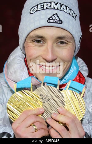 Pyeongchang, Corea del Sud. Il 23 febbraio, 2018. La Germania Eric Frenzel reggere le sue tre medaglie per la combinata nordica sci in Pyeongchang, Corea del Sud, 23 febbraio 2018. Credito: Michael Kappeler/dpa/Alamy Live News Foto Stock