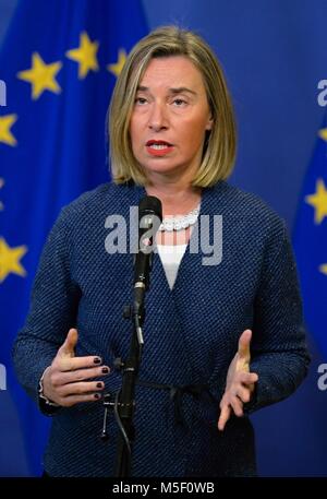 Bruxelles, Belgio. Il 23 febbraio, 2018. Politica estera dell'Unione europea chief Federica Mogherini parla durante la conferenza stampa sulla riunione con controparti provenienti da Africa il Sahel in una mostra di sostegno per la regione impoverita preda di estremisti e un tasto punto di transito per i migranti voce in Europa a Bruxelles, Belgio, 23 febbraio 2018. Credito: Jakub Dospiva/CTK foto/Alamy Live News Foto Stock