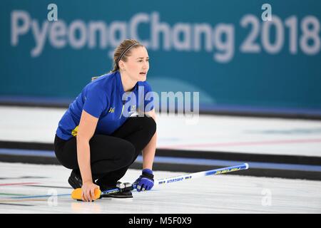 Gangneung centro di curling, Corea del Sud. Il 23 febbraio, 2018. Sara McManus (SWE). Womens curling. Semi Finali. Gangneung centro di curling. Gangneung. Pyeongchang2018 Olimpiadi invernali. Repubblica di Corea. 23/02/2018. Credito: Sport In immagini/Alamy Live News Foto Stock