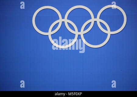 Pyeongchang, Corea del Sud. Il 23 febbraio, 2018. Anelli olimpici decorare un muro alla Medal Plaza in Pyeongchang, Corea del Sud, 23 febbraio 2018. Credito: Michael Kappeler/dpa/Alamy Live News Foto Stock