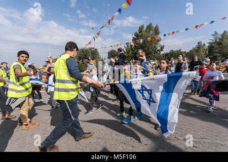 Elkana, Israele. Il 23 febbraio, 2018. Una parata di Purim nel villaggio di Elkana, celebra la festa ebraica di Purim. In questa vacanza, la marcatura di un antica tradizione circa gli ebrei di essere salvato dalla distruzione, molte persone e quasi tutti i bambini indossare costumi. Credito: Yagil Henkin/Alamy Live News Foto Stock