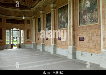 Baden-Baden: Gli affreschi sotto il porticato del bere hall presso il bordo settentrionale del parco termale, Foresta Nera settentrionale | Utilizzo di tutto il mondo Foto Stock