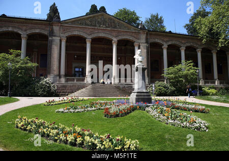 Baden Baden, Germania. Dal 01 Giugno, 2006. Das Kaiser Wilhelm-Denkmal vor der Trinkhalle in der Kurstadt Baden-Baden am 01.06.2006. Nach den Plänen Heinrich Hübschs, eines Schülers Friedrich Weinbrenners, wurde 1839 bis 1842 die Trinkhalle rechterhand des Kurhauses erbaut. 16 korinthische stützen Säulen die 90 metro lange offene Vorhalle, in der die Gäste lustwandelnd 14 Wandbilder betrachten können. Foto: Uli Deck (c) dpa - Relazione | Utilizzo di credito in tutto il mondo: dpa/Alamy Live News Foto Stock