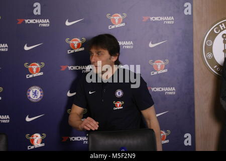 Cobham, Regno Unito. Il 23 febbraio, 2018. Antonio Conte, il Chelsea Football Club Manager, parla della massiccia Premier League a Old Trafford contro il Manchester United e il suo predessessor Jose Mourinho domenica Credito: Motofoto/Alamy Live News Foto Stock