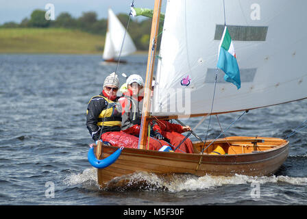 Cathy MacAleavey's Shannon One Design gare a Roosky durante la prima regione dei laghi e le vie navigabili interne in Irlanda la vela Raid. Posizione: Fiume Shannon, Irlanda. Data: settembre 2012. Credit: Nic Compton. Foto Stock