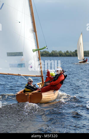 Cathy MacAleavey's Shannon One Design gare a Roosky durante la prima regione dei laghi e le vie navigabili interne in Irlanda la vela Raid. Posizione: Fiume Shannon, Irlanda. Data: settembre 2012. Credit: Nic Compton. Foto Stock