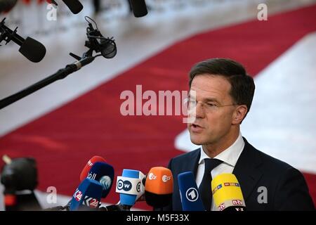 Paesi Bassi il Primo Ministro Mark Rutte parla con il giornalista prima di un vertice UE in Europa la costruzione di venerdì a Bruxelles, dal 23 febbraio, 2018. (CTK foto/Jakub Dospiva) Foto Stock