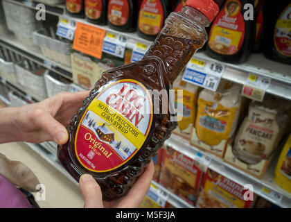 Un acquirente sceglie una bottiglia di Pinnacle Foods marca Log Cabin sciroppo su uno scaffale di supermercato in New York Mercoledì, 21 febbraio 2018. (Â© Richard B. Levine) Foto Stock