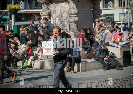 I visitatori al Madison Square Park di New York il Mercoledì, 21 febbraio 2018 approfitta della unseasonably caldo inverno meteo. Le temperature sono attesi per andare nella parte superiore 70's dando un'anteprima della molla. (Â© Richard B. Levine) Foto Stock