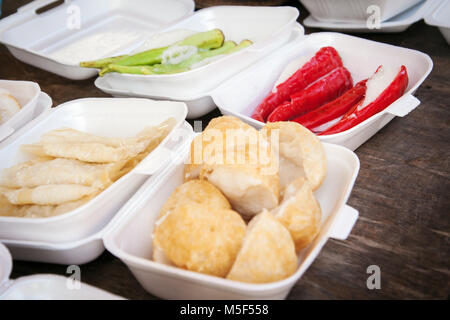 Malaysian pranzo al sacco idee delizie culinarie in Malaysia visualizzata su un tavolo pronto a prendere il via in vassoi di polistirene. Il fast food per i lavoratori Foto Stock