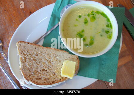 Potato leek (Allium ampeloprasum) zuppa con soda irlandese pane e burro Kerrygold Foto Stock