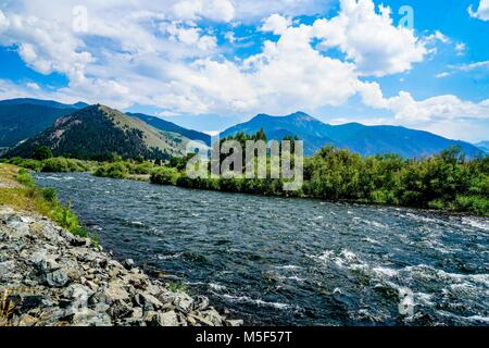 Il fiume di Madison nel sud Montana come si immette il Parco Nazionale di Yellowstone. Foto Stock