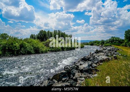 Il fiume di Madison nel sud Montana come si immette il Parco Nazionale di Yellowstone. Foto Stock