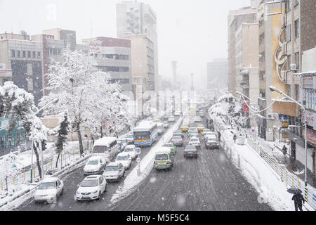 Dr fatemi street Tehran, Iran - 28 gennaio 2018 vetture passando attraverso la strada su terreni innevati giornata invernale Foto Stock