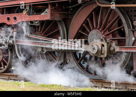 Dettagli di guida di una locomotiva a vapore storica Foto Stock