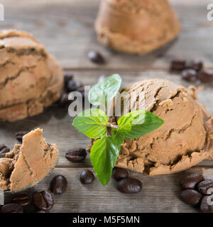 Close up brown gelati e i chicchi di caffè sul vecchio rustico in legno vintage background. Foto Stock