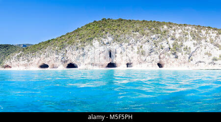 Panorama di Cala Luna grotte nel golfo di Orosei Sardegna Italia Foto Stock