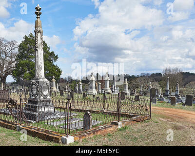 Oakwood vecchio cimitero con lapidi, lapidi e monumenti creato agli inizi del 1800 per tutte le fedi in Montgomery, Alabama USA. Foto Stock