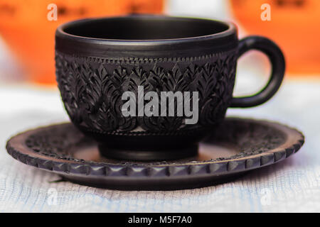 Bella Black Thai vintage stile della tazzina di porcellana, tazza di caffè fatto a mano. Set di caffè nero coppa con piastra nera in thailandese del modello di stile carving. Foto Stock