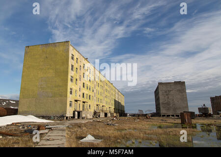 Shmidta, regione Chukotski, Russia - Insediamento Shmidta, 5 Luglio 2017: le vecchie case gettato da persone Foto Stock