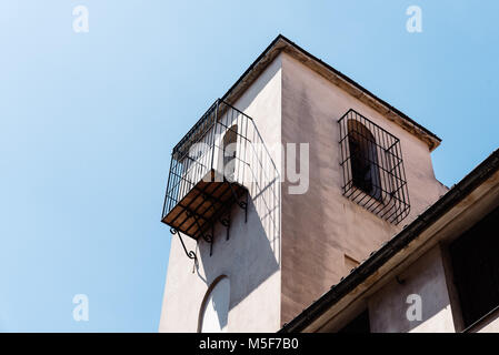 Madrid, Spagna - 9 Luglio 2017: basso angolo di visione della torre della chiesa di San Ildefonso nel quartiere di Malasaña in Madrid. Malasaña è uno dei trend Foto Stock