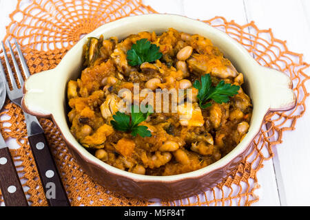 Cassoulet di fagioli e verdure. Foto Studio Foto Stock