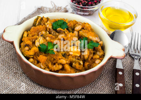 Cassoulet di fagioli e verdure. Foto Studio Foto Stock