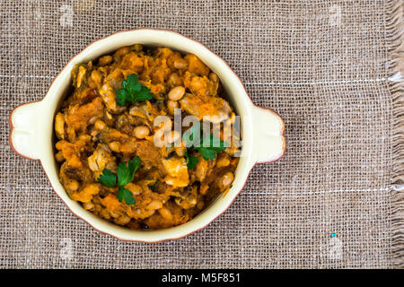 Cassoulet di fagioli e verdure. Foto Studio Foto Stock