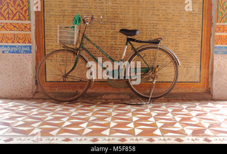 WAT NOKOR,CAMBOGIA-ottobre 18, 2015: fedeli buddisti park le loro biciclette all'ingresso del tempio mentre pregando dentro il 18 Ottobre,Cambogia. Foto Stock