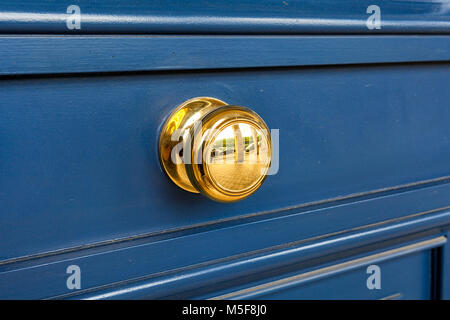 Giallo arrotondato maniglia sulla porta di legno a Parigi, Francia. Foto Stock