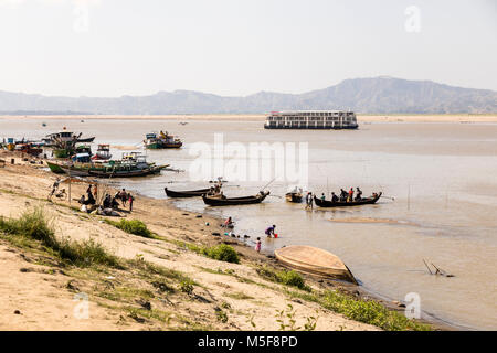 Bagan, Myanmar, 27 Dicembre 2017: il molo del fiume Irrawaddy di Bagan Foto Stock