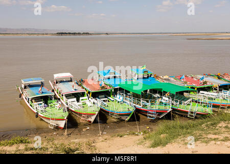 Bagan, Myanmar, 27 Dicembre 2017: il molo del fiume Irrawaddy di Bagan Foto Stock