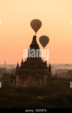 BAGAN, Myanmar, 2 gennaio 2018: i palloni ad aria calda su antichi templi buddisti di Bagan Foto Stock