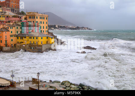 Mare mosso nel villaggio con case a colori // Genova Italia Foto Stock