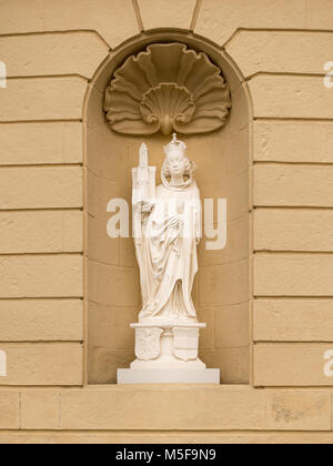 Statua di Agnese moglie di Leopoldo III d'Austria accanto all'ingresso del monastero di Klosterneuburg, Austria Foto Stock