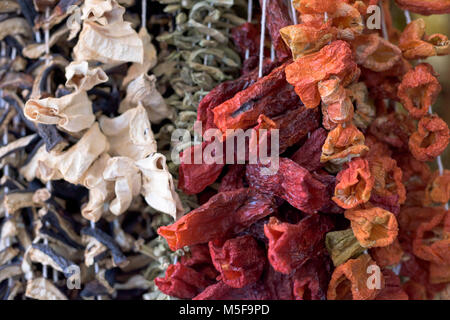 Ortaggi secchi appeso sulla corda nel bazar turco Foto Stock