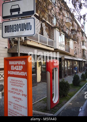 Tesla supercharger stazione nel centro di Yerevan, ex repubblica sovietica di Armenia Foto Stock