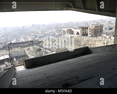 Vista panoramica del centro della città di Yerevan, Armenia, dalla parte superiore del monumento Cascades Foto Stock