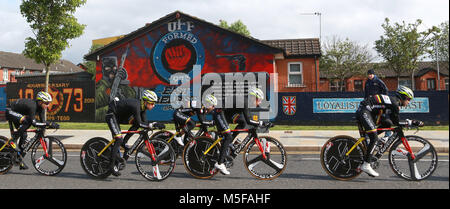 Team Colombia passato ciclo pro-British lealisti murali di east Belfast durante la sessione di pratica prima del 2014 il Giro d'Italia corsa in bicicletta a Belfast, Irlanda del Nord, 09 maggio 2014. Belfast ospita il Giro d'Italia grande Start (Grande partenza) con tre giorni di escursioni in bicicletta azione dal 9 al 11 maggio 2014. Foto Stock