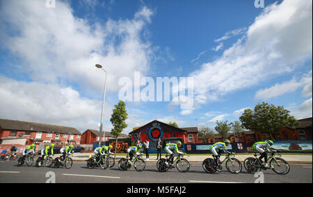 Team Cannondale (ITA) ciclo passato pro-British lealisti murali di east Belfast durante la sessione di pratica prima del 2014 il Giro d'Italia corsa in bicicletta a Belfast, Irlanda del Nord, 09 maggio 2014. Belfast ospita il Giro d'Italia grande Start (Grande partenza) con tre giorni di escursioni in bicicletta azione dal 9 al 11 maggio 2014. Foto Stock